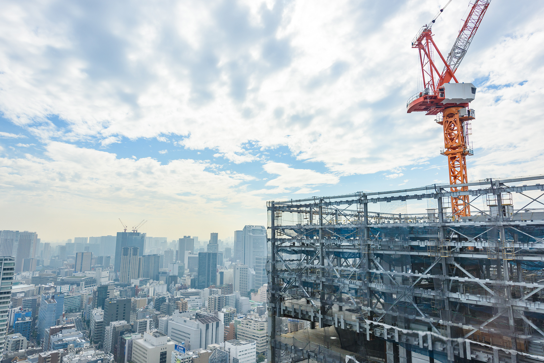 建設中のクレーンがある、現場の風景