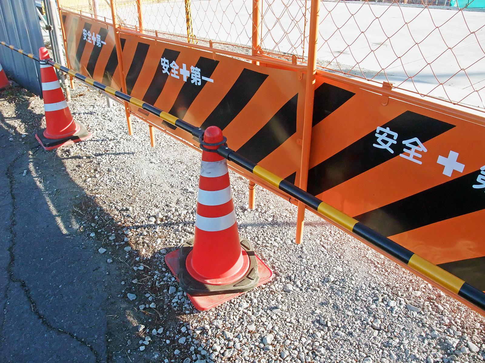 2つの赤い三角コーンの並べられた現場の柵