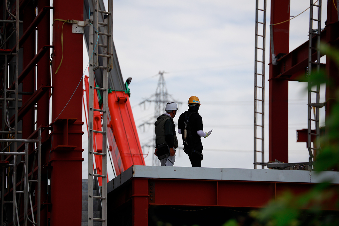 二人の社員のいる建設現場