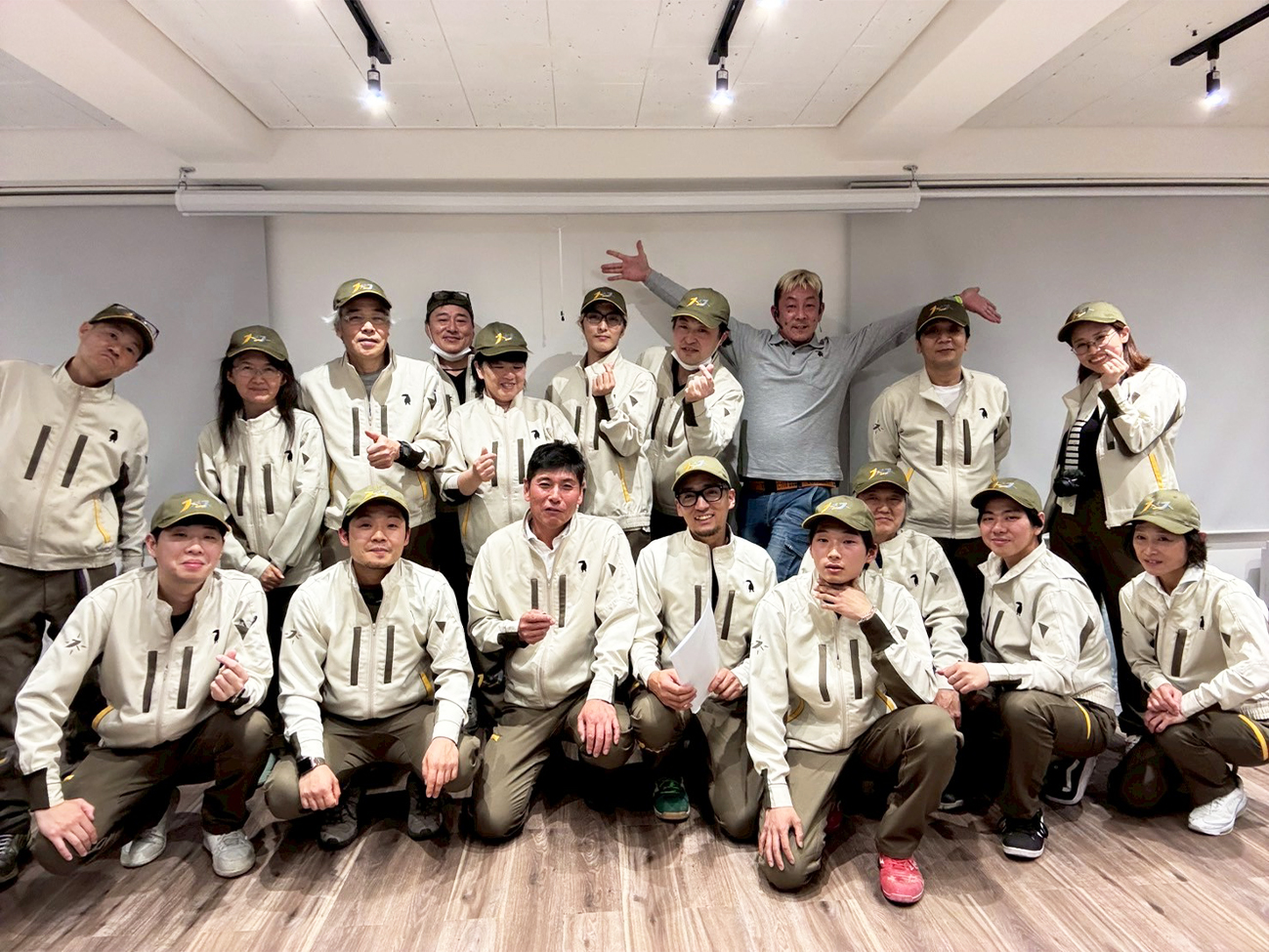 会社のユニフォームを着た社員の集合写真